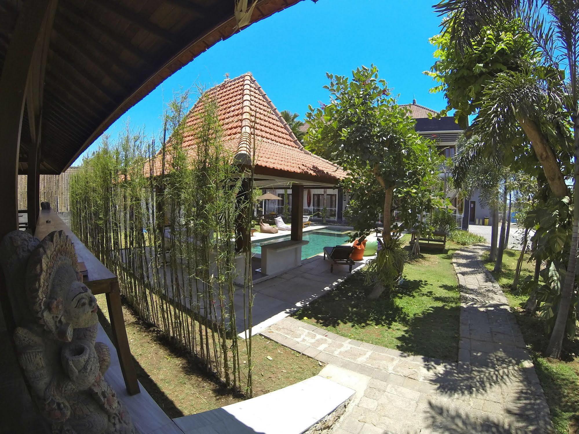 Premier Surf Camp Hotel Canggu Exterior foto